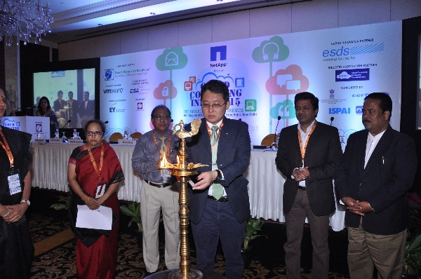 Lighting of the lamp ceremony (L-R): Smt. Rama Vedashree, VP - e-Governance & Domestic IT, NASSCOM; Shri Ravi Prakash, Executive Director (IT), Airports Authority of India; Mr. Aloysius Cheang, MD (APAC), Cloud Security Alliance; Mr. Avinash Mittal, Chief Information Officer, Uninor & Mr. Shashi Dharan, MD, Bharat Exhibitions 